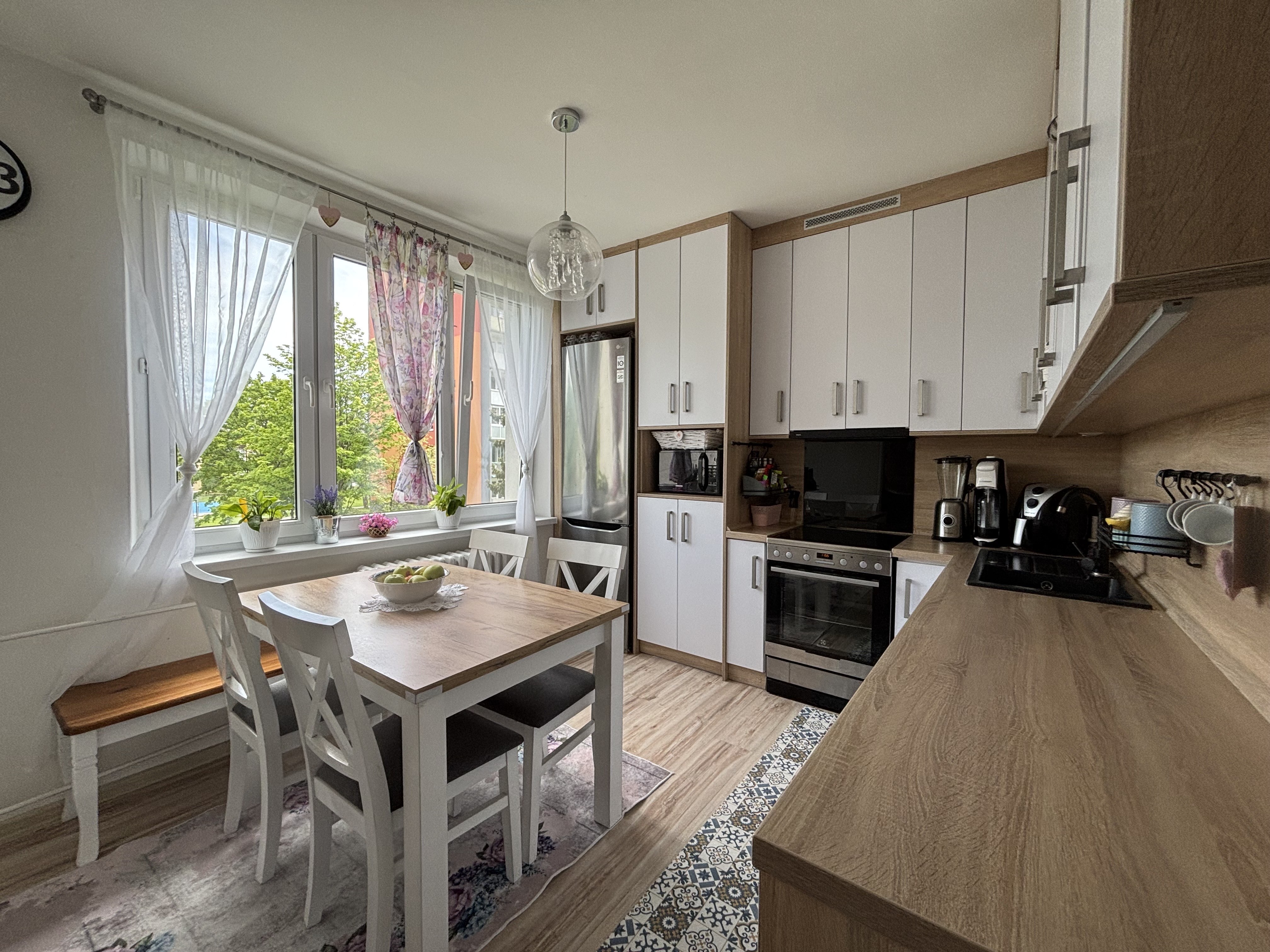 PREDAJ, SLNEČNÝ 2 IZBOVÝ BYT, SVIT