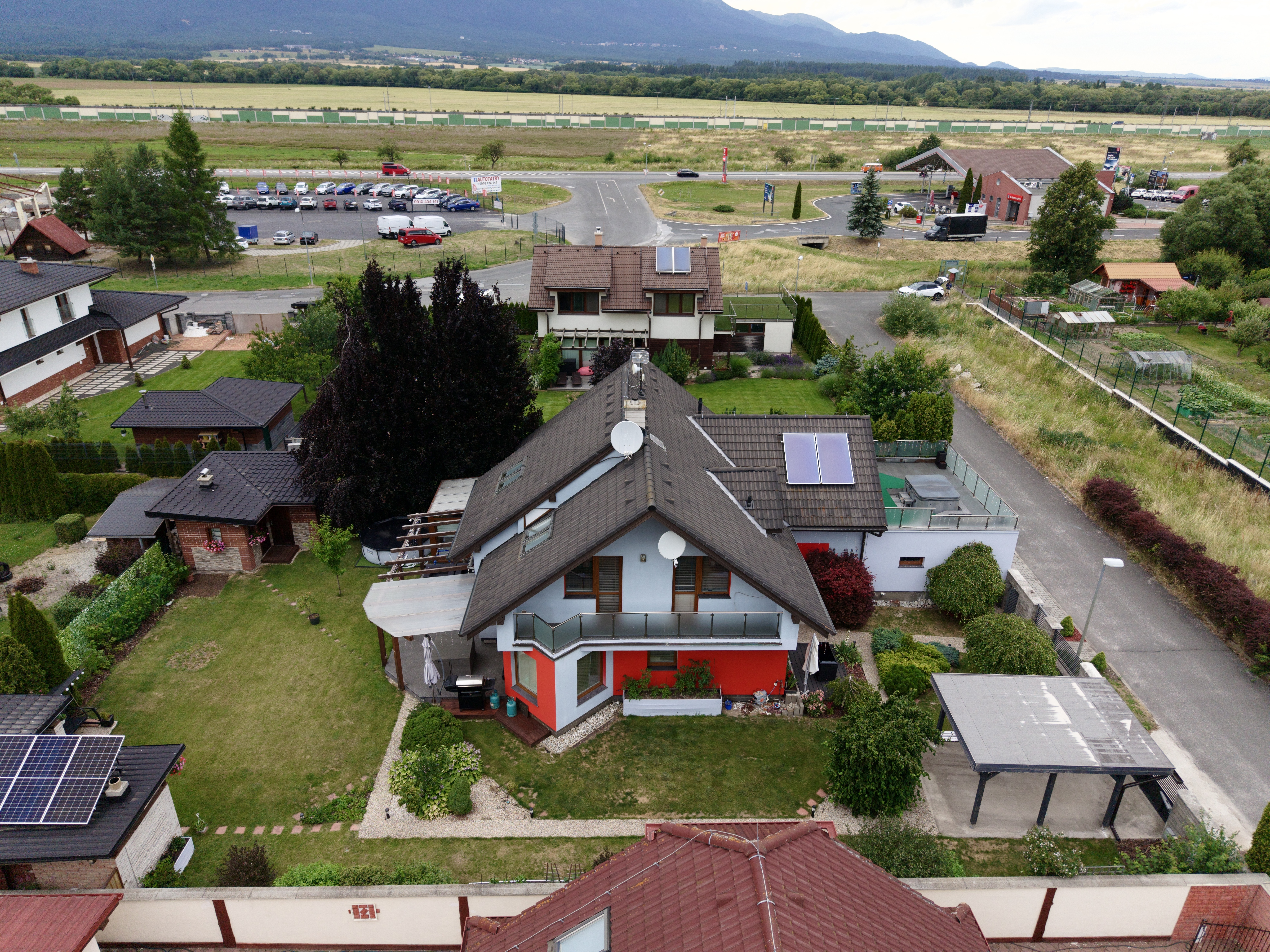 NA PREDAJ, NADŠTANDARDNÝ RODINNÝ DOM, SVIT