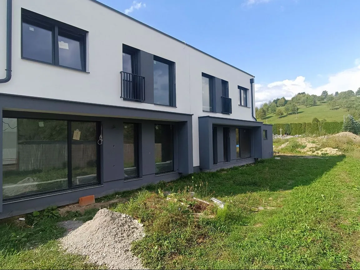 REZERVOVANÉ (B2) Priestranný dom s pokojom a komfortom, len 5 minút od Žiliny