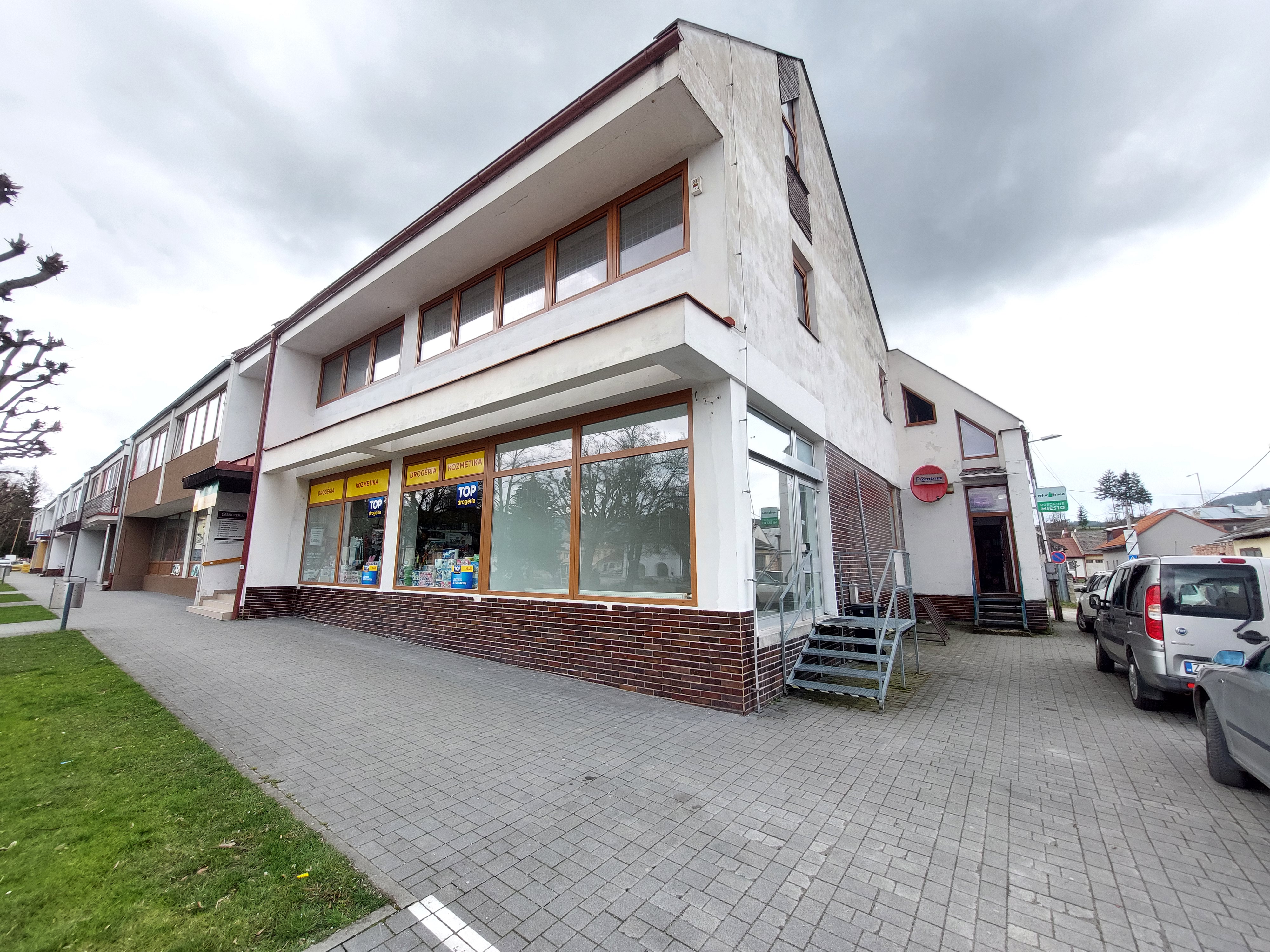 EXKLUZÍVNE! Prenájom obchodných priestorov - prízemie, samostatný vchod, Rajec - Námestie SNP