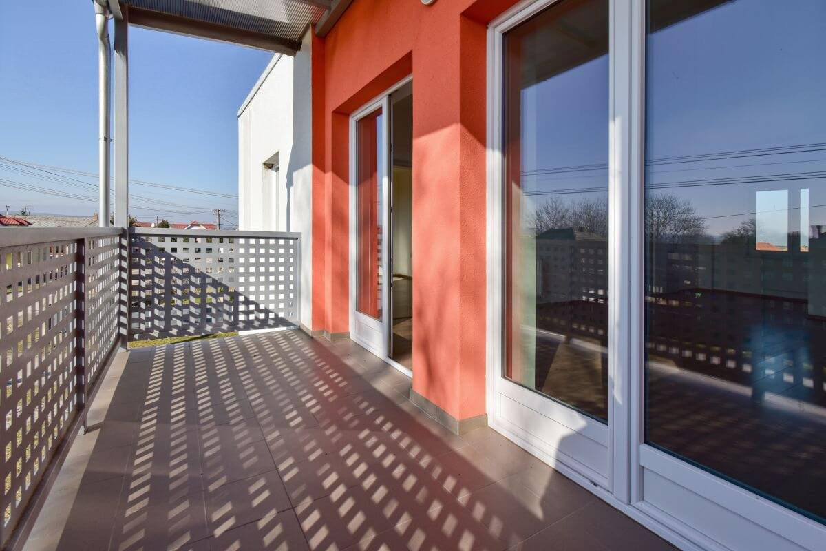 1NP 102 Svetlý 2 izbový byt v tichom prostredí, štýlové bývanie na skok od prírody v obci Kuraľany