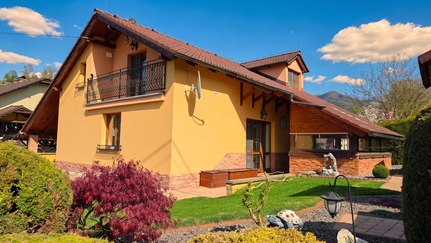REZERVÁCIA - Zimná záhrada, 4 izby, kozub a Malá Fatra: veľký rodinný dom na prenájom, Krasňany pri Žiline, Cena: 1300€/mes s energ