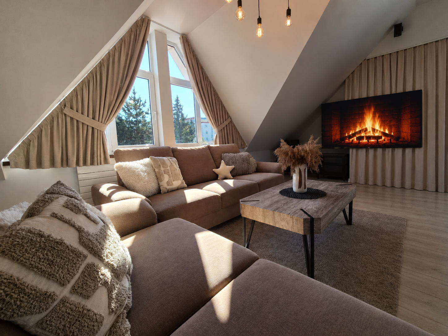 REZERVOVANÉ! Nadštandardný 3-izbový podkrovný byt 137 m² s balkónom a garážou 